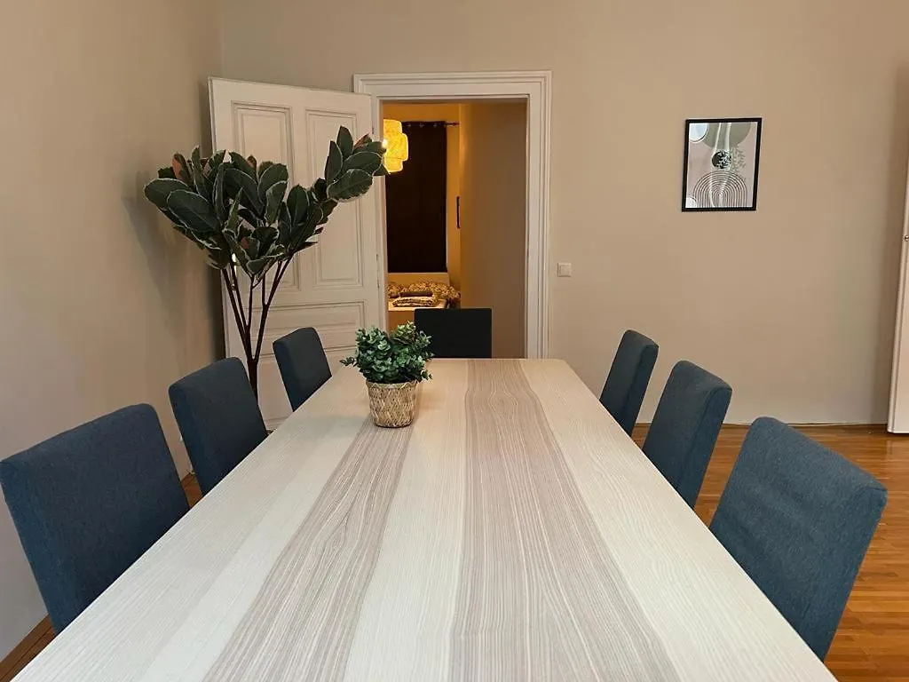 90 M2 Spacious Apartment With Free Parking Vienna