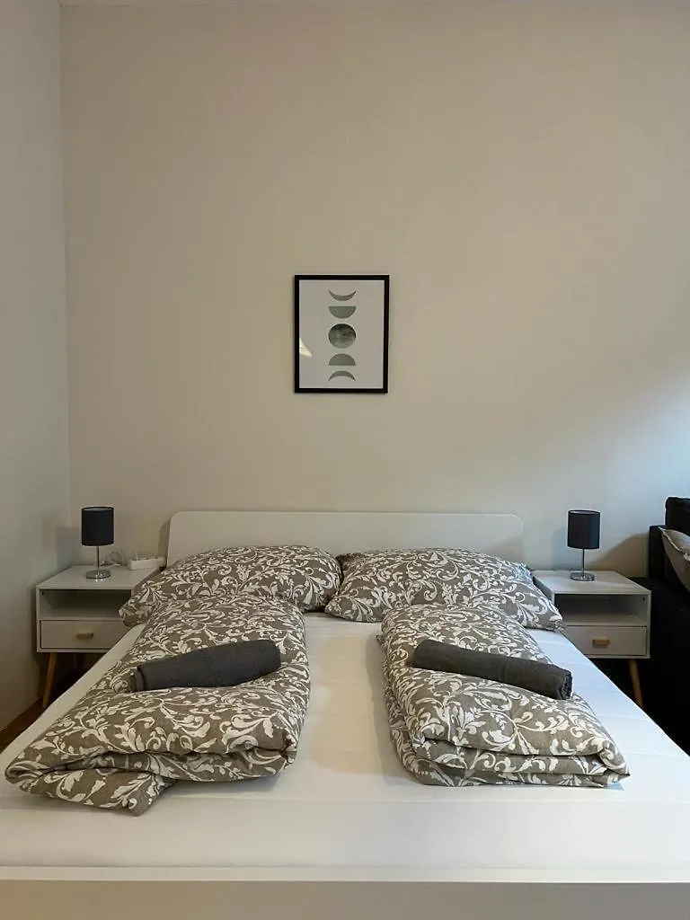 90 M2 Spacious Apartment With Free Parking Vienna