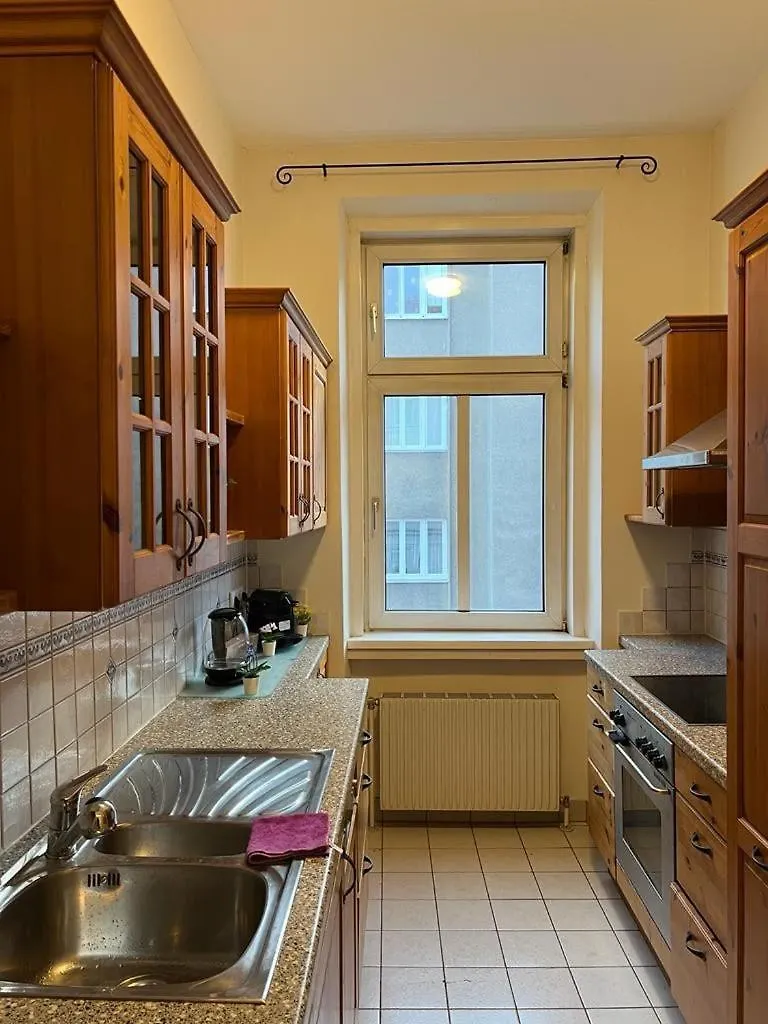 90 M2 Spacious Apartment With Free Parking Vienna