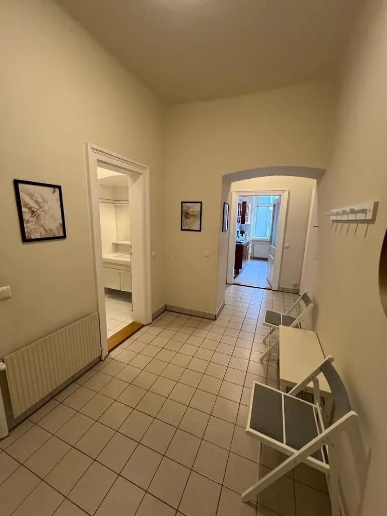 90 M2 Spacious Apartment With Free Parking Vienna
